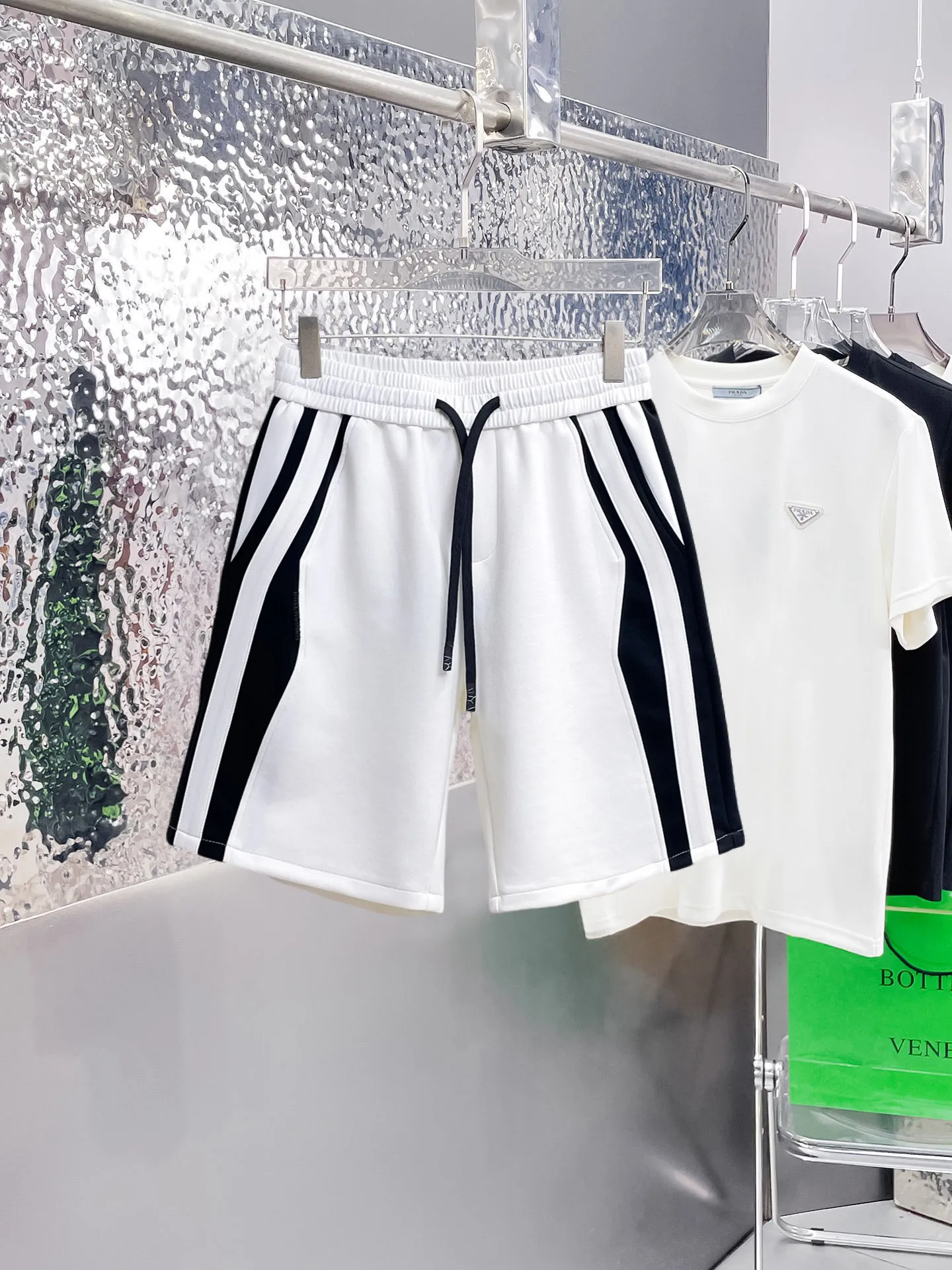 Balenciaga's three-standard complete 2026 summer New Arrival men's casual shorts, advanced custom-made Breathable fabric, Breathable fabric, extremely stretchy and comfortable, impeccable details, top-grade accessories, original logo design concept, delicate and soft feel! The upper body fit is awesome! Size: M-XXXL Please state your height and weight when ordering